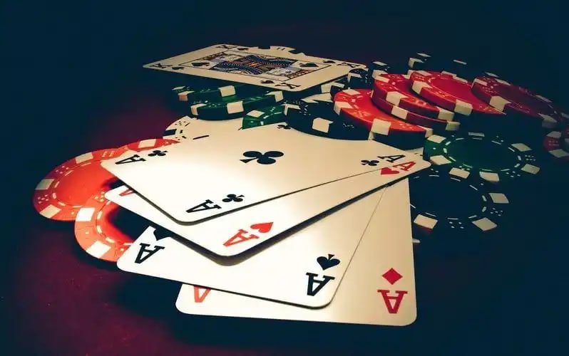 Meja Sic Bo live dealer bujangan138 dengan tiga dadu dalam wadah kristal